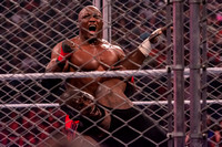 Bobby Lashley on offense against Omos, inside the steel cage. WW